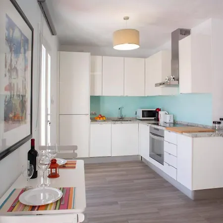 Sunny Terrace & Mountain Views Apartment *