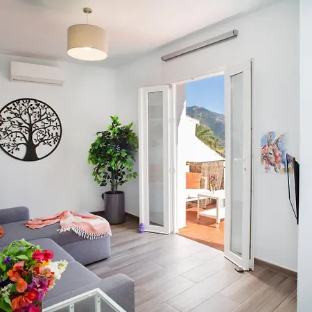 Sunny Terrace & Mountain Views Apartment